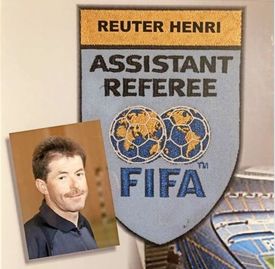 Der Aufnäher weist Henri Reuter als Fifa-Assistent aus.
